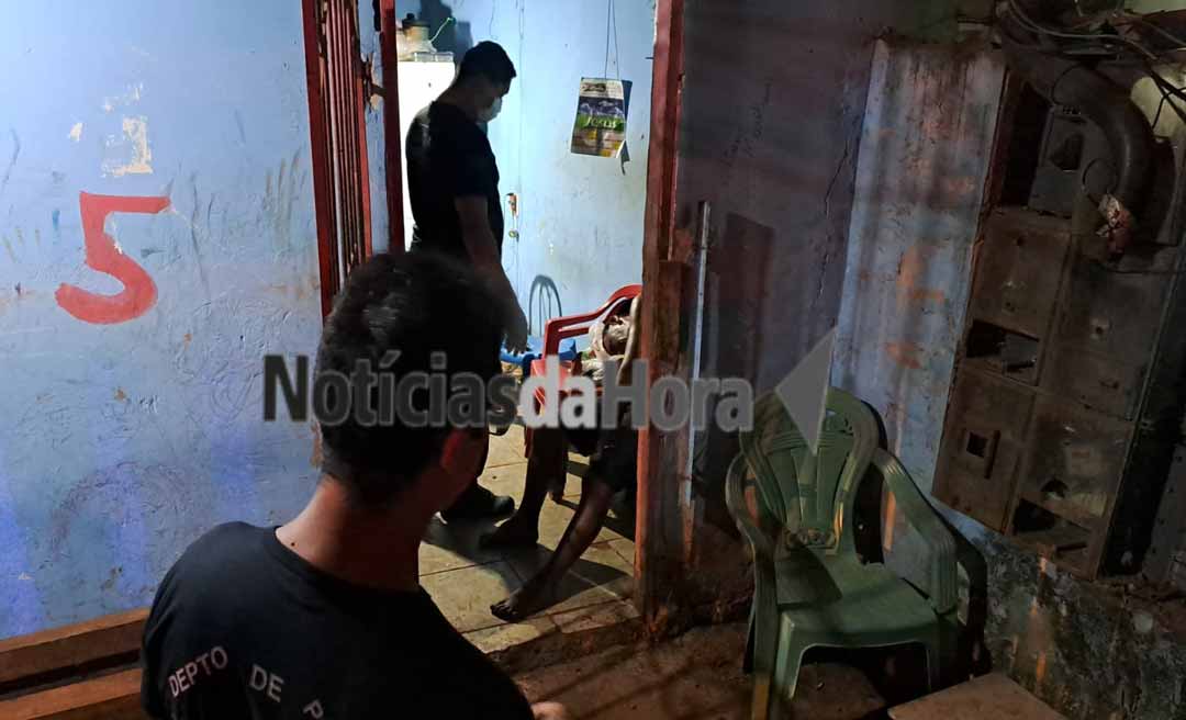 Homem é encontrado morto sentado em cadeira em frente a residência no bairro Chico Mendes, em Rio Branco