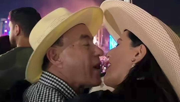 Apaixonado, Bocalom curte show de Gusttavo Lima com sua esposa, Kellen Bocalom, e declara: “Mais um momento memorável com ela”