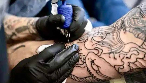 CFM proíbe uso de anestesia em tatuagens estéticas e restringe prática a casos com indicação médica