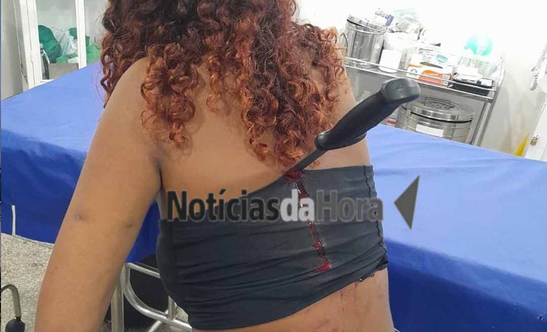 Mulher é vítima de tentativa de feminicídio no interior do Acre; faca fica cravada nas costas da jovem