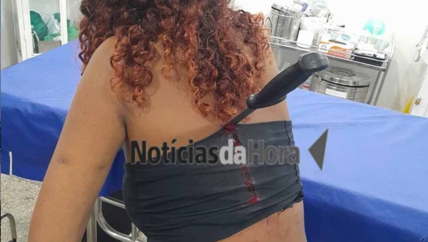 Mulher é vítima de tentativa de feminicídio no interior do Acre; faca fica cravada nas costas da jovem