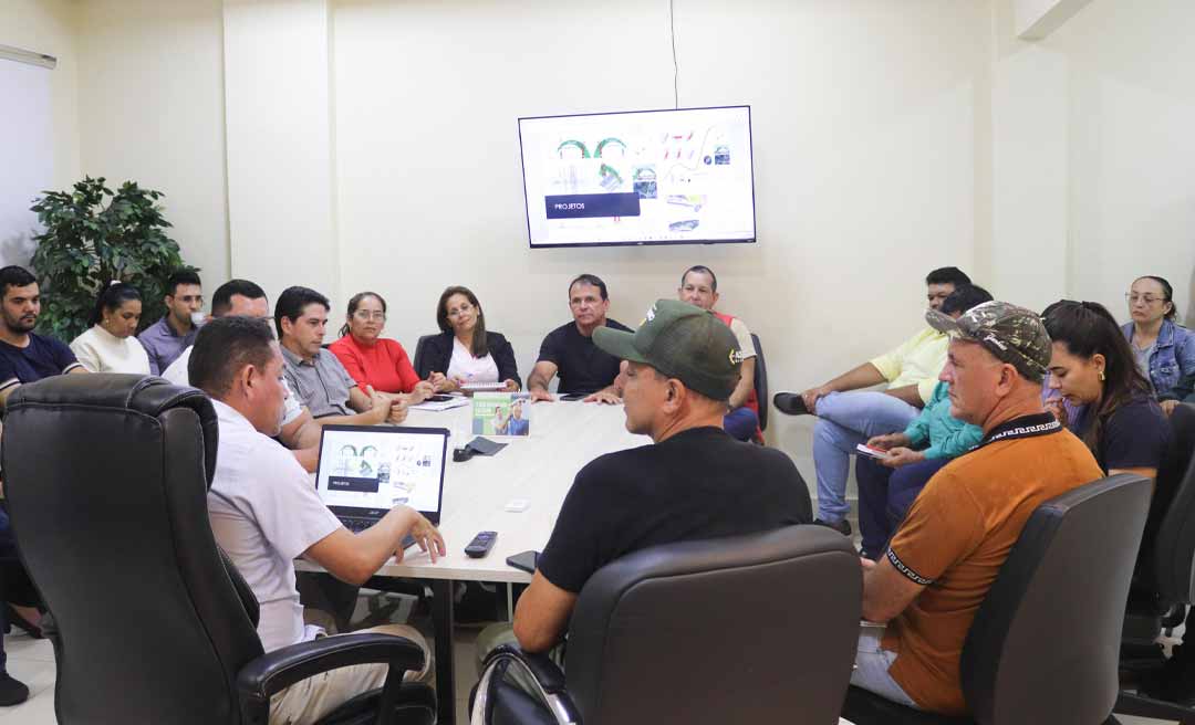 Prefeito Jerry Correia recebe Senador Márcio Bittar e recebe ambulância traçada 4x4 para reforçar o atendimento na zona rural