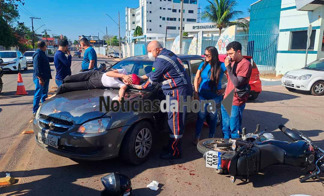 Mulher é arremessada contra para-brisa em grave colisão entre carro e moto na Avenida Getúlio Vargas