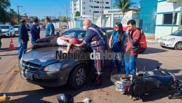 Mulher é arremessada contra para-brisa em grave colisão entre carro e moto na Avenida Getúlio Vargas