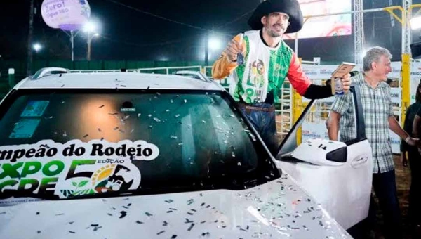 Peão de Rondônia vence rodeio da Expoacre 2025, garante vaga em competição nacional e leva caminhonete 0 KM