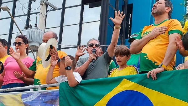 Ato pró-Bolsonaro no Acre têm oração de pastor e Bocalom temendo “Brasil virar Venezuela”
