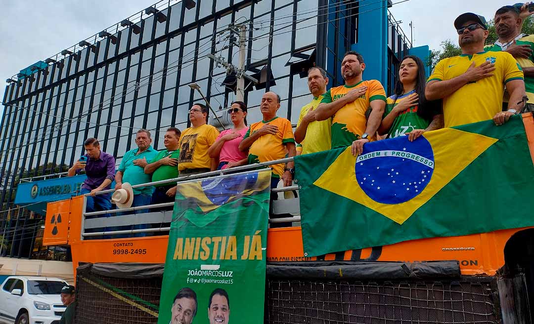 Liderados por Bocalom, bolsonaristas ocupam a frente do Palácio em ato pró-Bolsonaro e a favor da anistia