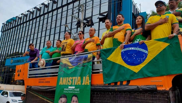 Liderados por Bocalom, bolsonaristas ocupam a frente do Palácio em ato pró-Bolsonaro e a favor da anistia