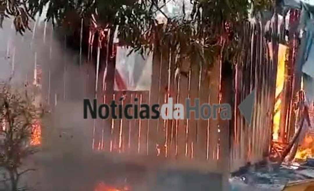 Tragédia: mãe salva três filhos de incêndio que destruiu casa no interior do Acre