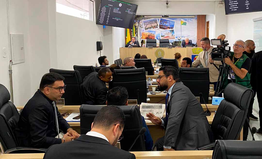 Sessão na Câmara de Vereadores de Rio Branco recomeça com atraso após recesso parlamentar