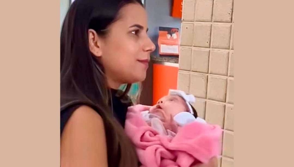 Após mais de um mês internada em BH, Aurora Maria, bebê vítima de queimaduras em maternidade, retorna ao Acre