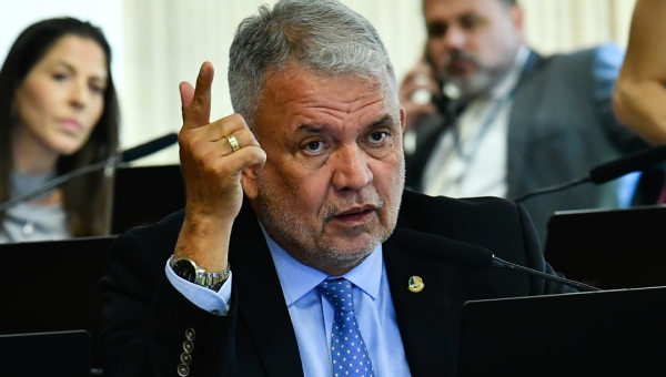 Pressionado a assinar pedido de impeachment de Alexandre de Moraes, Petecão explica como funciona o impedimento de um ministro do STF 