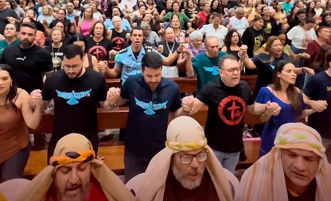 Gladson canta e reza ao lado de Alysson Bestene no Cerco de Jericó, na Paróquia São Peregrino