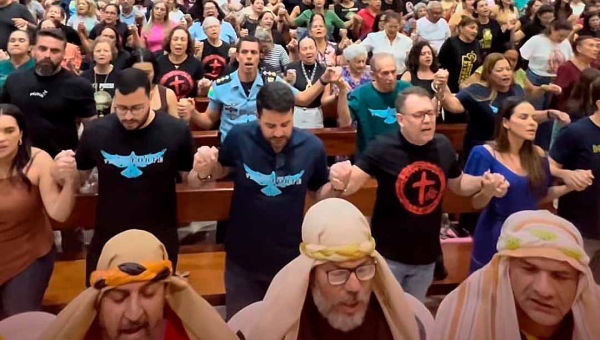 Gladson canta e reza ao lado de Alysson Bestene no Cerco de Jericó, na Paróquia São Peregrino