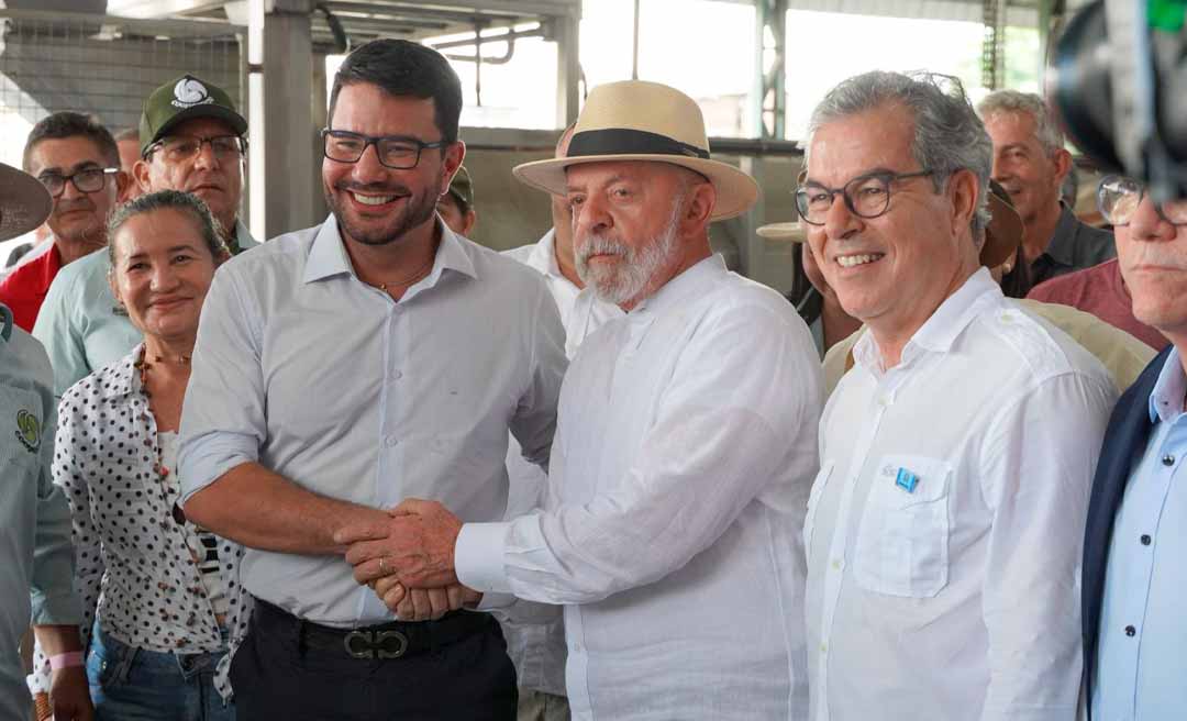 Ao lado de Gladson e Jorge Viana, Lula recebe caixa com produtos da Cooperacre