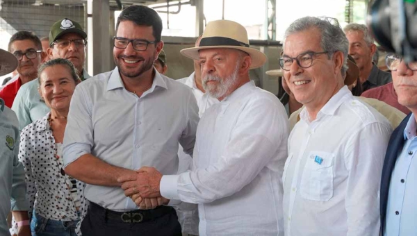 Ao lado de Gladson e Jorge Viana, Lula recebe caixa com produtos da Cooperacre