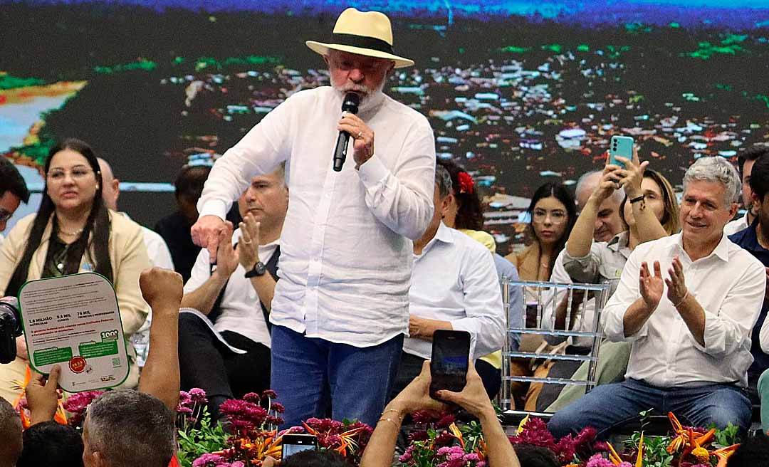 No Acre, Lula chama Bolsonaro de xucro, ignorante e culpa filho do ex-presidente por tarifaço de Trump: ‘moleque’