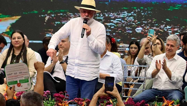 No Acre, Lula chama Bolsonaro de xucro, ignorante e culpa filho do ex-presidente por tarifaço de Trump: ‘moleque’