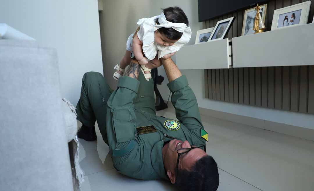 Nas nuvens da paternidade, primeiro Dia dos Pais de um piloto tem novas rotas de amor e responsabilidade