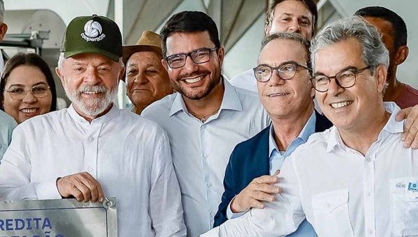Na festa de JV, Lula deu o primeiro pedaço do bolo para Gladson Camelí
