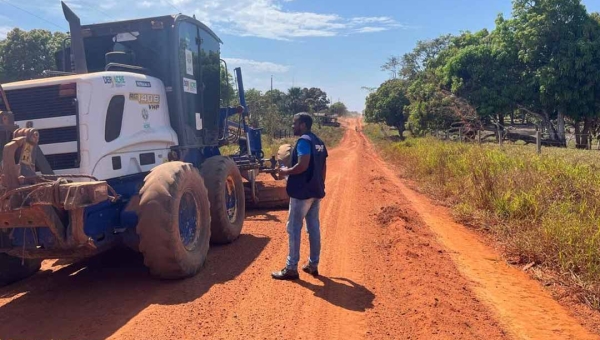 Deracre executa melhoramento de 36 km do Ramal Limeira, em Senador Guiomard