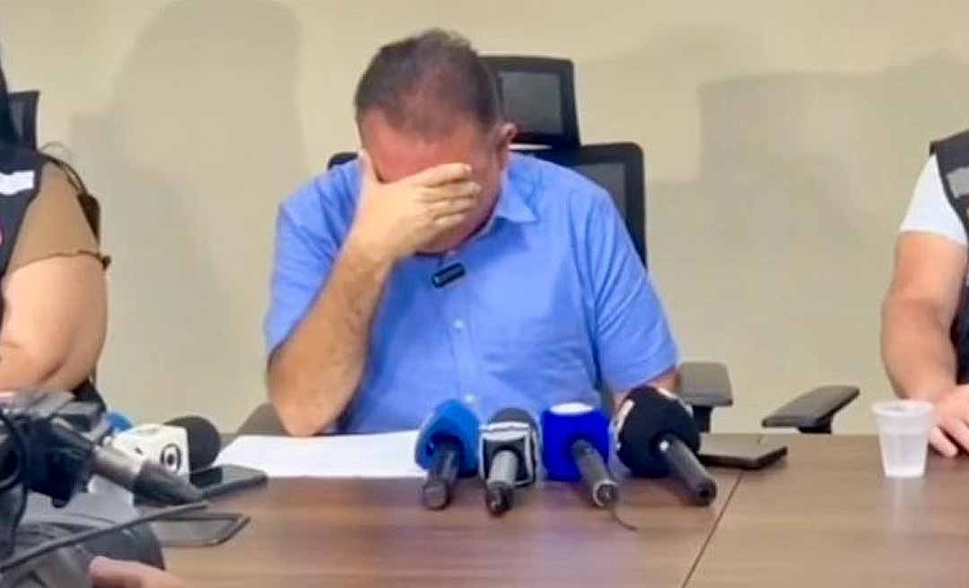 Superintendente da RBTrans, Clendes Vilas Boas, chora ao responder acusações em coletiva: “Desculpa, pessoal. Ninguém é de ferro”