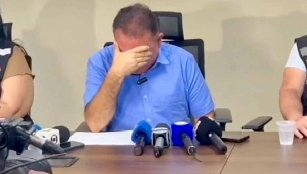 Superintendente da RBTrans, Clendes Vilas Boas, chora ao responder acusações em coletiva: “Desculpa, pessoal. Ninguém é de ferro”