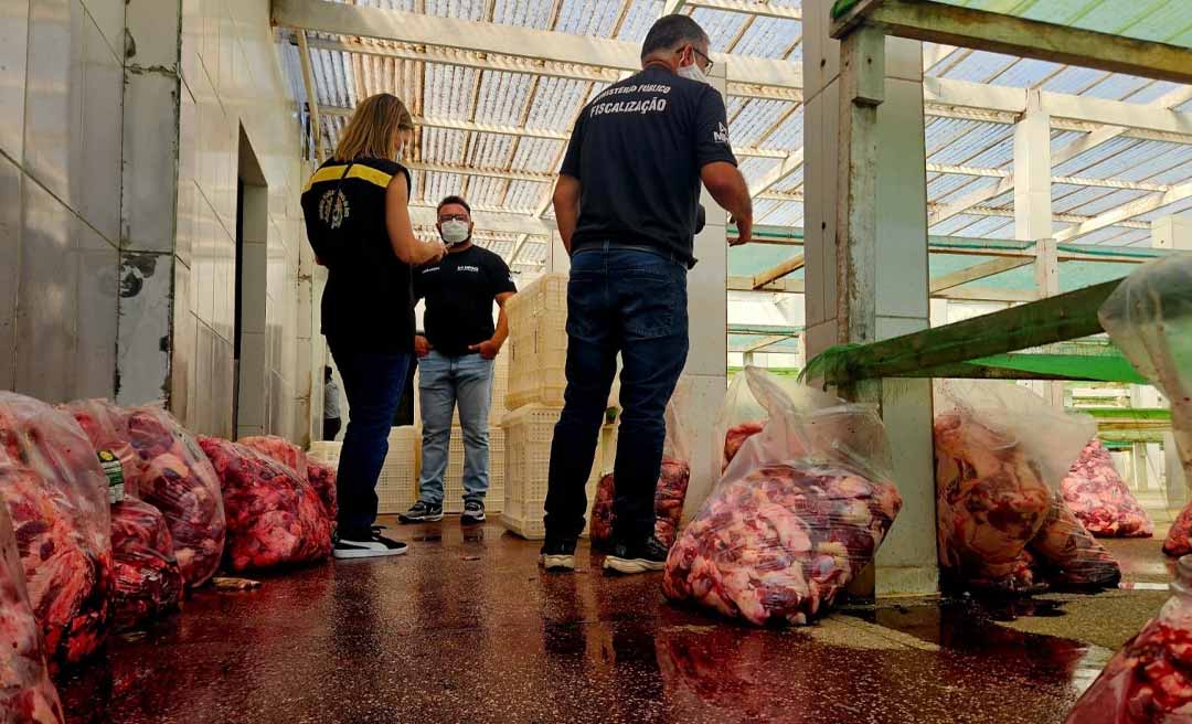 Estabelecimento que vendia carne imprópria para o consumo é lacrado após fiscalização do MPAC e Idaf