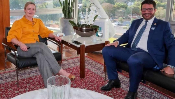 Após chamar Lula de “meu bichin” e “pai e avô” do Acre”, Gladson se reúne com Gleisi Hoffmann em Brasília e estreita relações com o Planalto