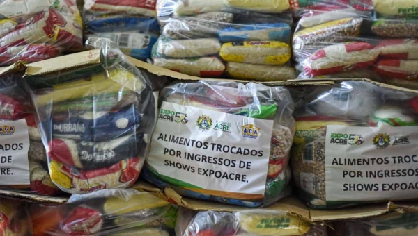 Mais de 80 instituições recebem 3 mil cestas básicas montadas com alimentos arrecadados na Expoacre