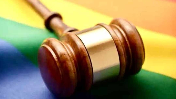 Justiça acreana mantém condenação de mulher por injúria homofóbica; pena prevê prestação de serviços e pagamento de multa