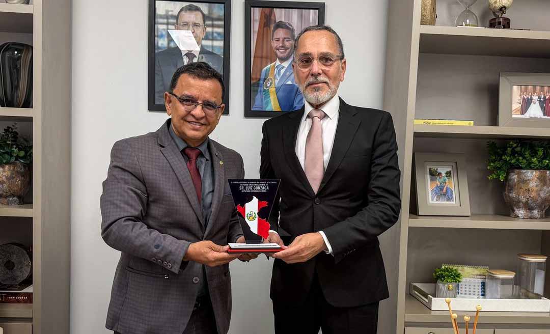 Gonzaga é homenageado por cônsul peruano pelos serviços prestados em prol da integração comercial entre Acre e Peru