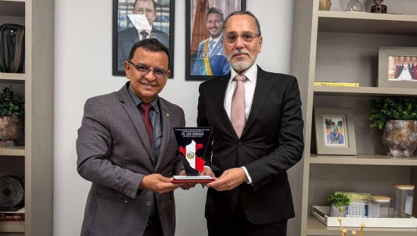 Gonzaga é homenageado por cônsul peruano pelos serviços prestados em prol da integração comercial entre Acre e Peru