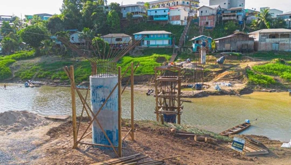 Deracre avança na obra da passarela sobre o Rio Amônia com continuidade no 3º pilar em Marechal Thaumaturgo