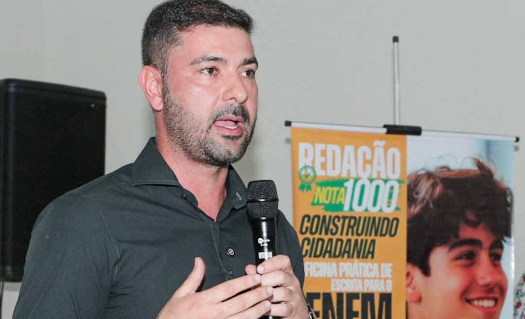 Nicolau Júnior leva o Redação Nota Mil para escola campeã de aprovados no ENEM