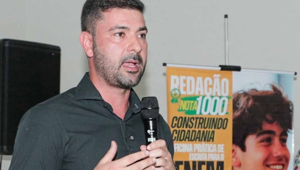 Nicolau Júnior leva o Redação Nota Mil para escola campeã de aprovados no ENEM