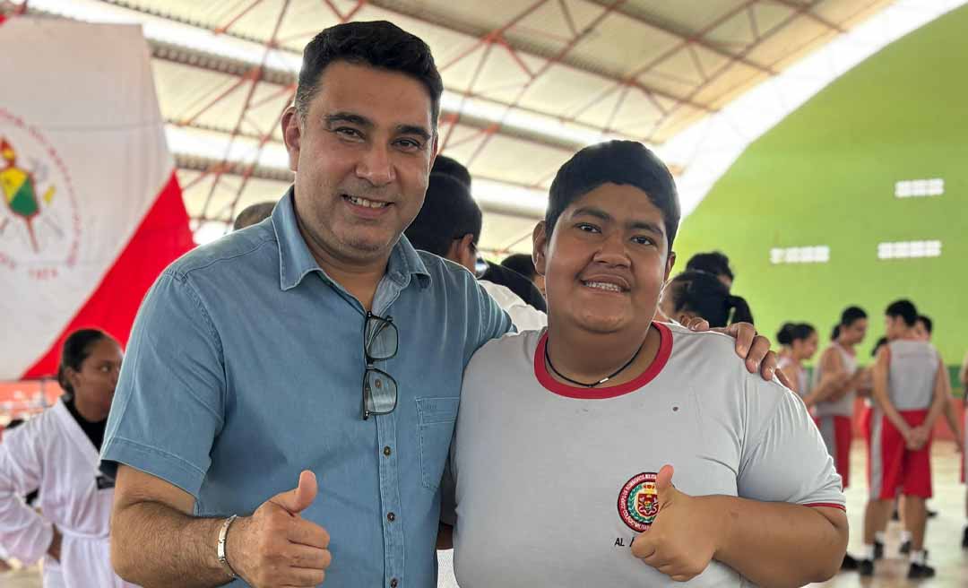 Samir Bestene prestigia troca de faixa de jovens atletas de taekwondo no Colégio Militar Dom Pedro II: vereador é parceiro do projeto