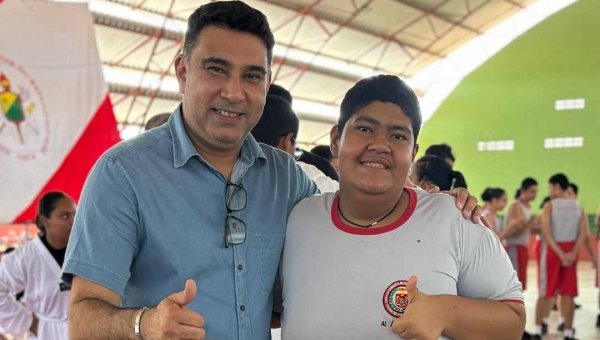 Samir Bestene prestigia troca de faixa de jovens atletas de taekwondo no Colégio Militar Dom Pedro II: vereador é parceiro do projeto