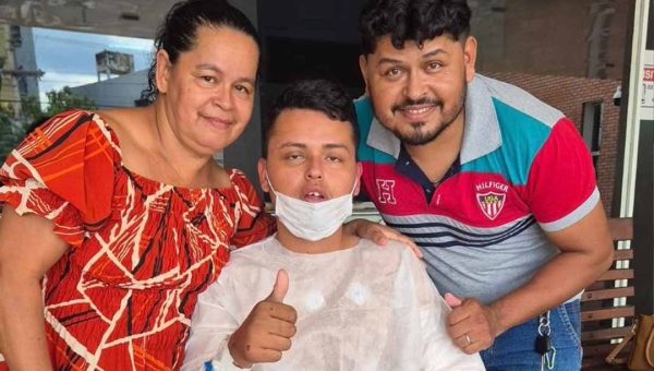 Repórter Otávio Damasceno deixa UTI e compartilha momento com a família durante recuperação