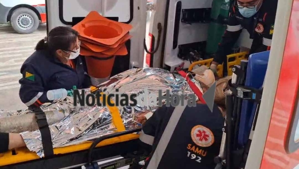 Capotamento na BR-364 deixa três pessoas feridas; motorista foi arremessado do veículo e está em estado grave