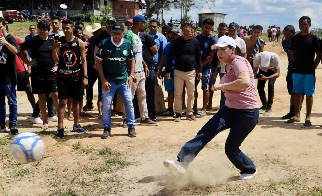 Mailza entrega kits e bate pênalti em Ney Amorim em Cruzeiro do Sul