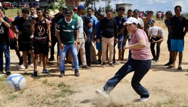 Mailza entrega kits e bate pênalti em Ney Amorim em Cruzeiro do Sul