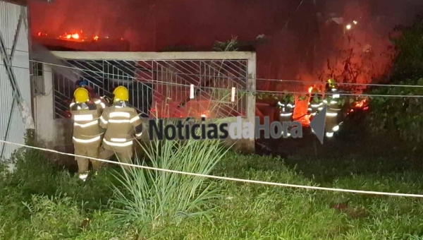 Imóvel no bairro Preventório é destruído em incêndio e caso pode estar ligado a conflito por herança