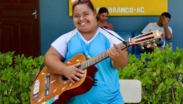 Música, afeto e inclusão: trajetória de Otávia, aluna da Apae, simboliza a Semana da Pessoa com Deficiência em Rio Branco