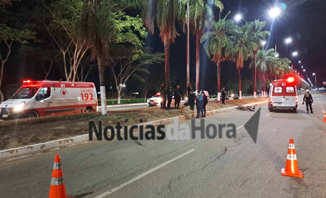 Motociclista embriagado perde controle, bate em meio-fio e fica em estado grave; acidente aconteceu na Avenida Amadeu Barbosa