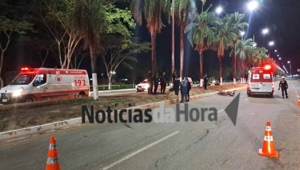 Motociclista embriagado perde controle, bate em meio-fio e fica em estado grave; acidente aconteceu na Avenida Amadeu Barbosa