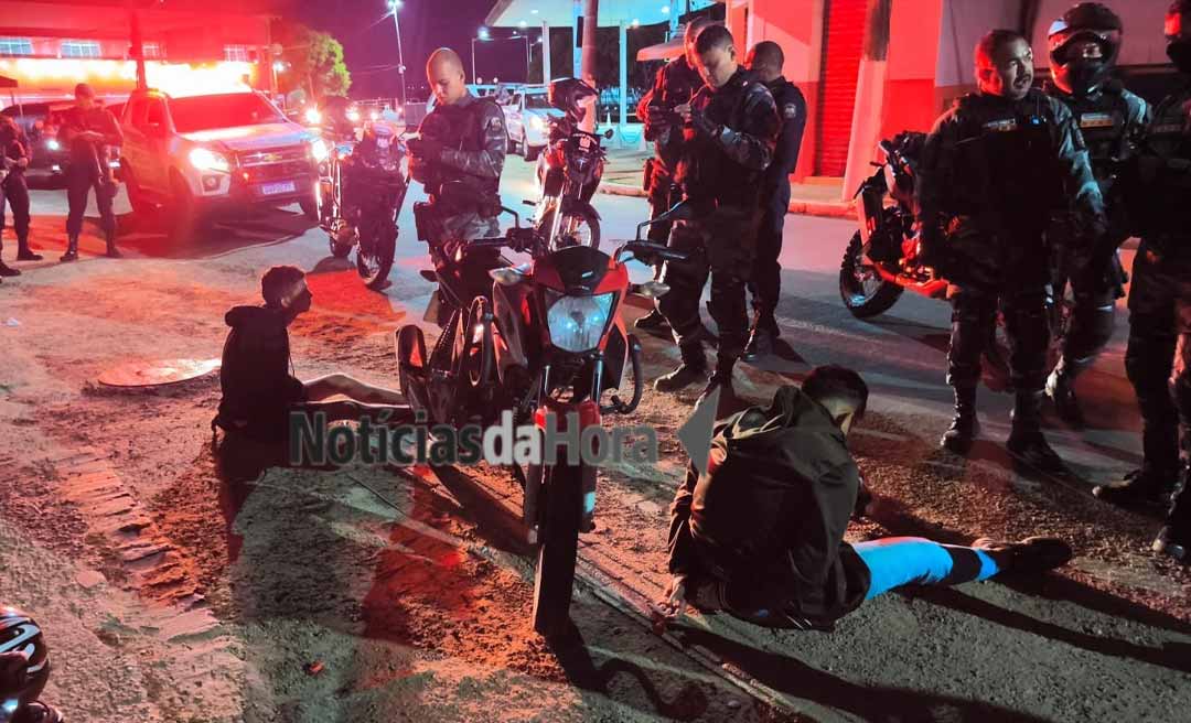 BOPE prende dupla com moto roubada e simulacro de arma no bairro 6 de Agosto, em Rio Branco
