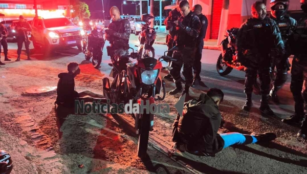 BOPE prende dupla com moto roubada e simulacro de arma no bairro 6 de Agosto, em Rio Branco