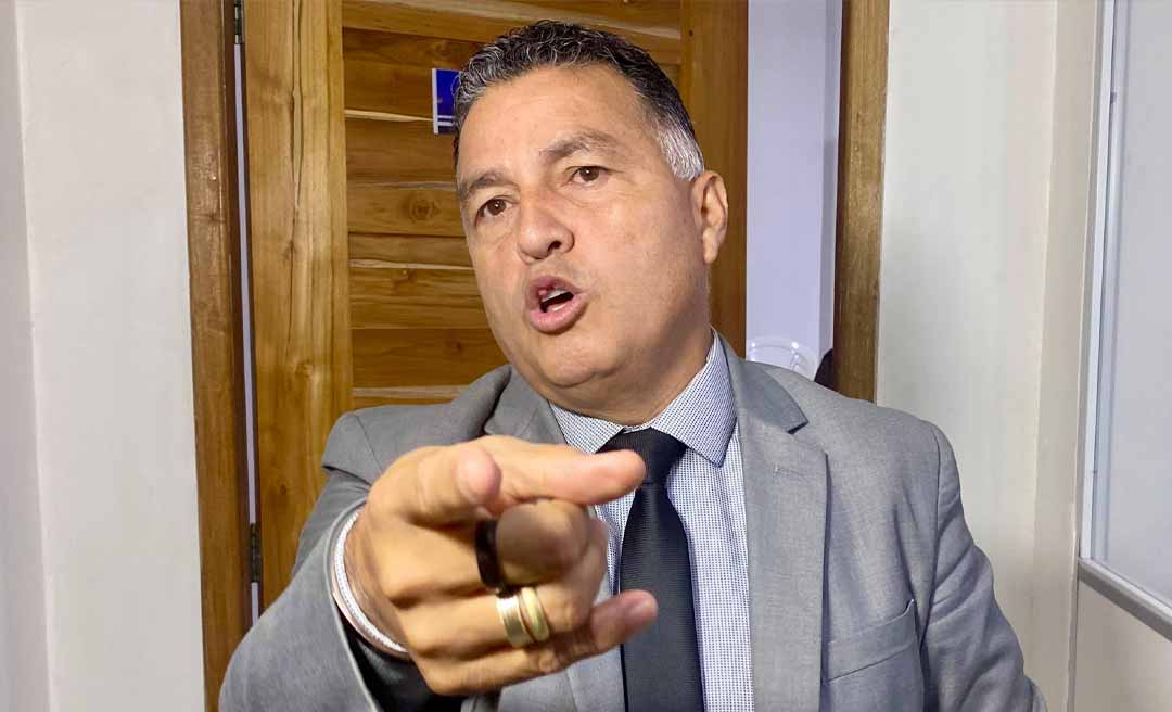 Vereador Eber Machado lê nota de repúdio de servidores da RBTrans contra superintendente Clendes Vilas Boas