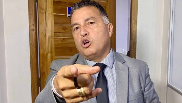 Vereador Eber Machado lê nota de repúdio de servidores da RBTrans contra superintendente Clendes Vilas Boas